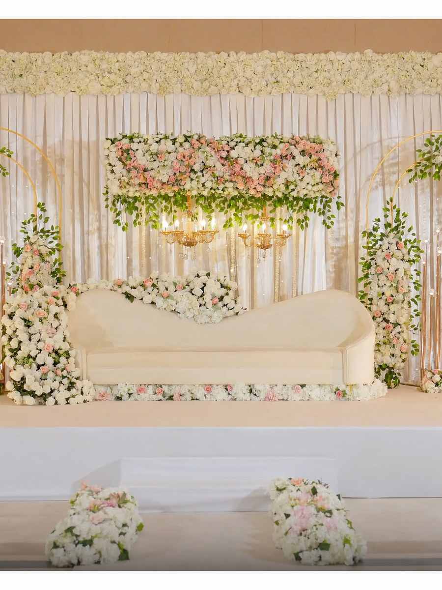 كوشة زفاف فاخرة بورد أبيض من Middle East Events، منظم أعراس ومناسبات في الإمارات